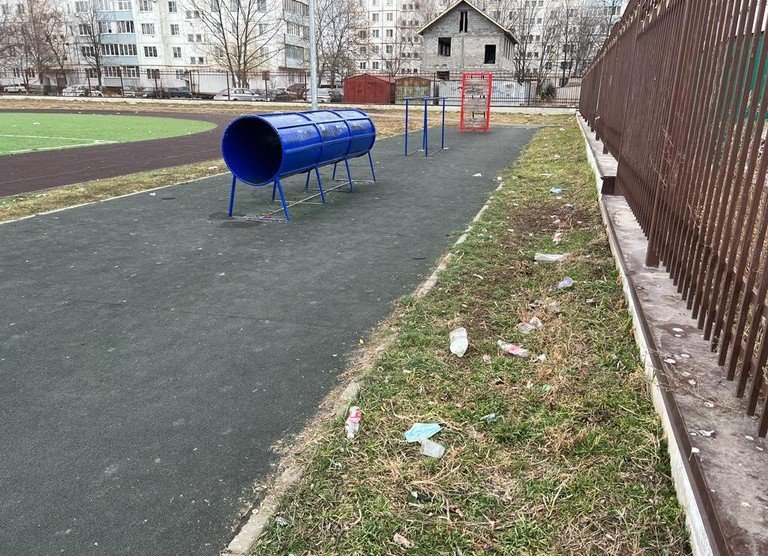 КЧР. Действующий стадион 17 гимназии Черкесска завален мусором