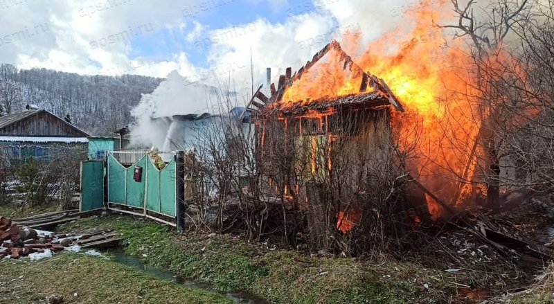 КРАСНОДАР. Пожарные Апшеронска и Хадыженска боролись с огнём 5 и 6 февраля