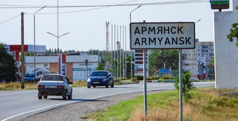 КРЫМ. Жители граничащего с Украиной района Крыма едут большим потоком в сторону Симферополя