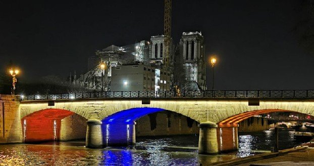 Один из мостов у Собора Парижской Богоматери окрасился в цвета флагов Армении и Франции