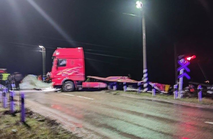 РОСТОВ. В Ростовской области поезд врезался в грузовик