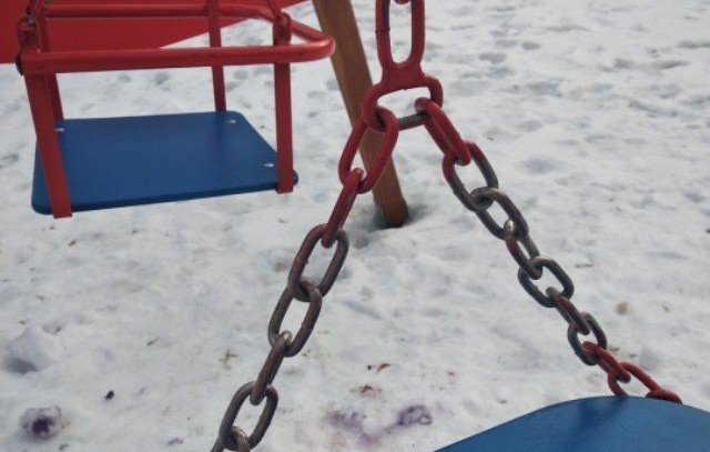 С.ОСЕТИЯ. Общественники укрепили ограждение одной из детских площадок Владикавказа
