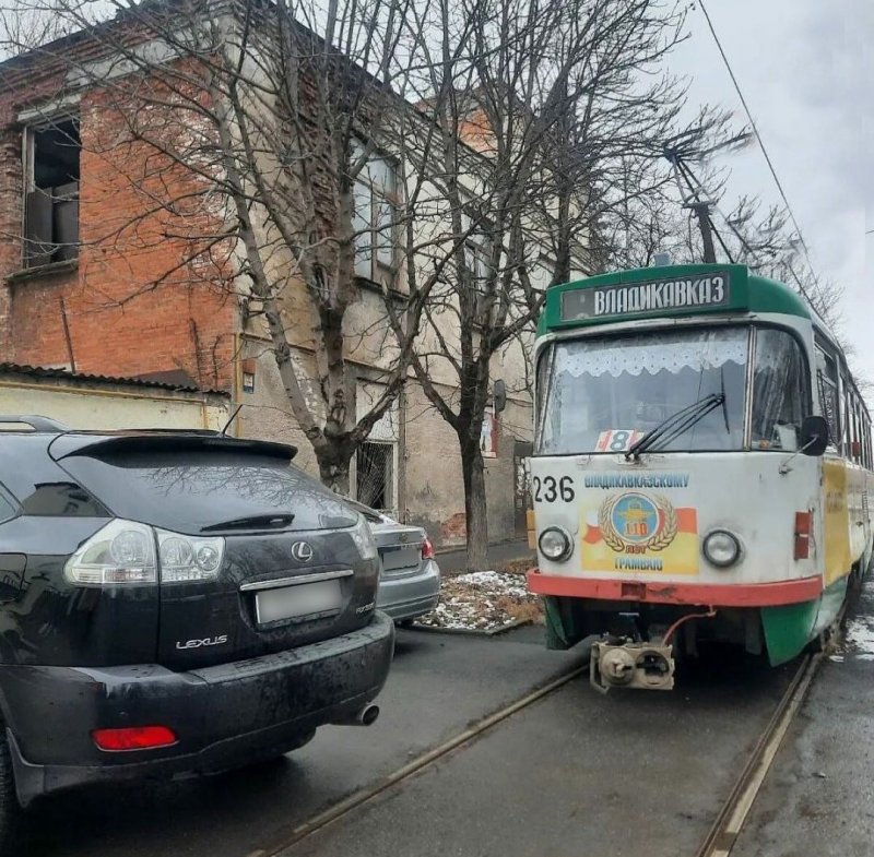 С.ОСЕТИЯ. Во Владикавказе автоледи припарковала машину близ трамвайных путей, перекрыв движение