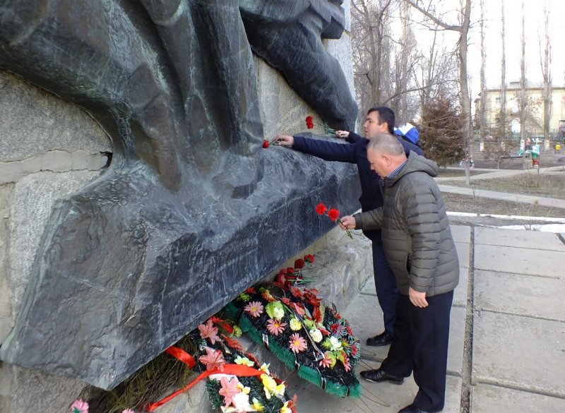 ВОЛГОГРАД. Цветы к каждому мемориалу