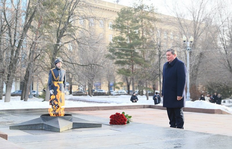 ВОЛГОГРАД. В Волгограде Андрей Бочаров в одиночестве почтил память защитников Сталинграда