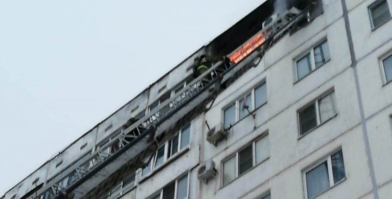 ВОЛГОГРАД. В Волжском пожарные спасли человека из окна 10 этажа