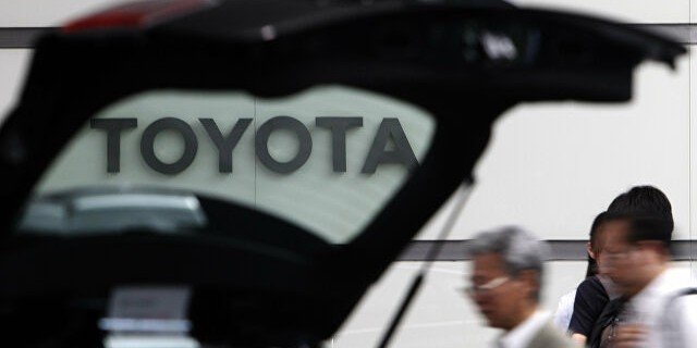 Автоконцерн Toyota Motor приостанавливает производство в России