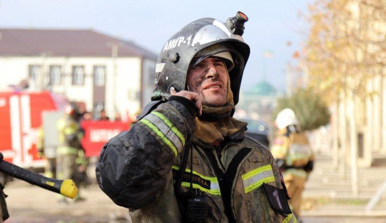 ЧЕЧНЯ. В Грозном сотрудник МЧС спас из горящего автомобиля двух мужчин
