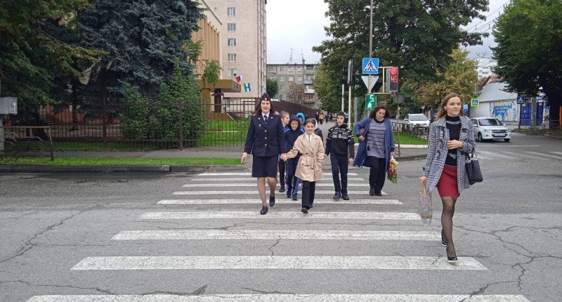 КБР. Волонтеры-старшеклассники вместе с родительскими патрулями, директорами школ и автоинспекторами Нальчика провели пешие экскурсии дорожной безопасности