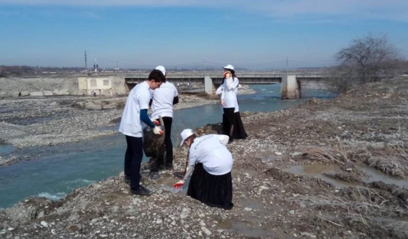 ЧЕЧНЯ. Добровольцы эко-проекта провели субботник на берегу реки Аргун