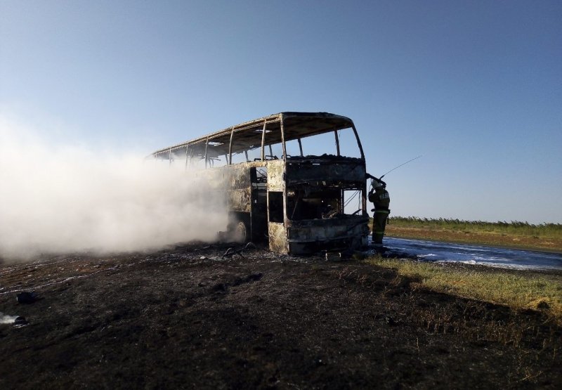 КАЛМЫКИЯ. В Калмыкии сгорел рейсовый автобус: жертв нет (ФОТО)
