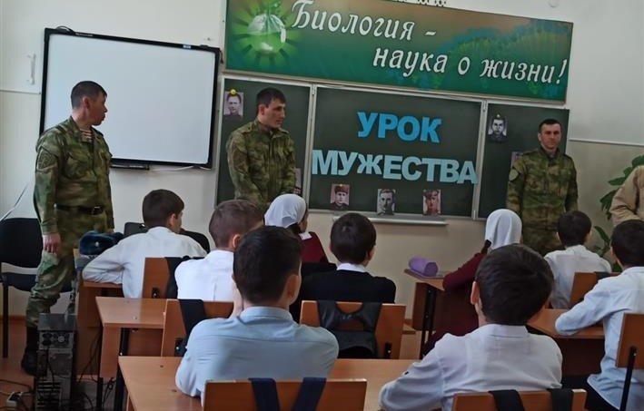 ЧЕЧНЯ. Офицеры Росгвардии провели уроки мужества для школьников Чечни