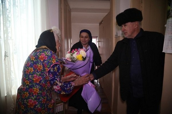 ЧЕЧНЯ. Партийцы «Единой России» поздравили жительниц Чеченской Республики с 8 марта