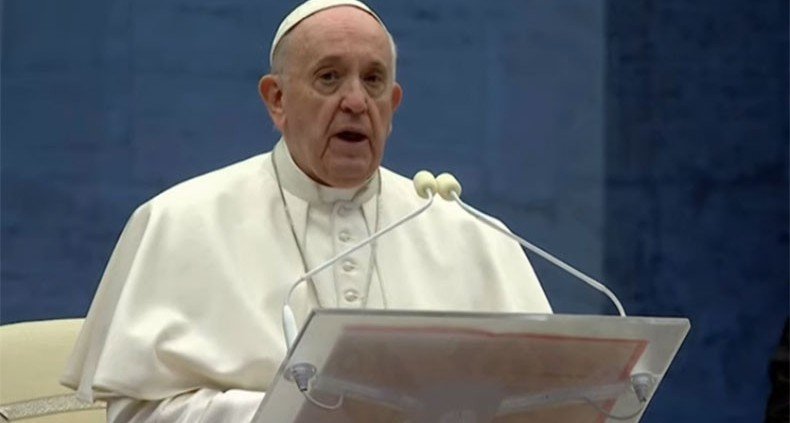 Папа римский Франциск на пустой площади Святого Петра помолился о завершении пандемии