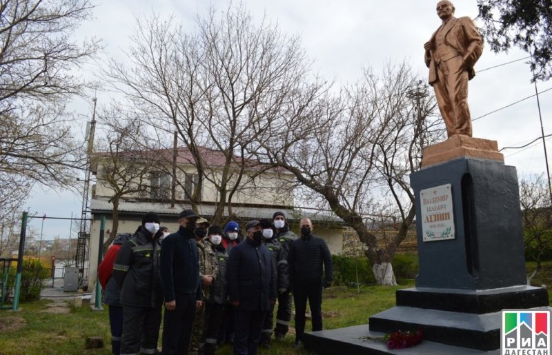 ДАГЕСТАН. Памятник Ленину в честь его 150-летия отреставрировали в Махачкалинском торговом порту
