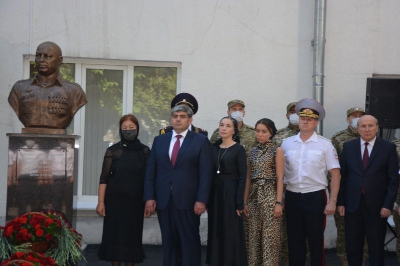 КБР. В Нальчике открыли памятник полковнику полиции Владиславу Каширокову