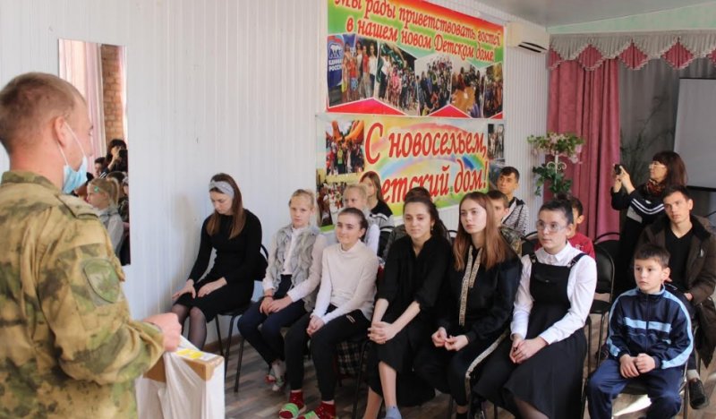 ЧЕЧНЯ. Военнослужащие Грозненского соединения Росгвардии поздравили воспитателей подшефного детского центра