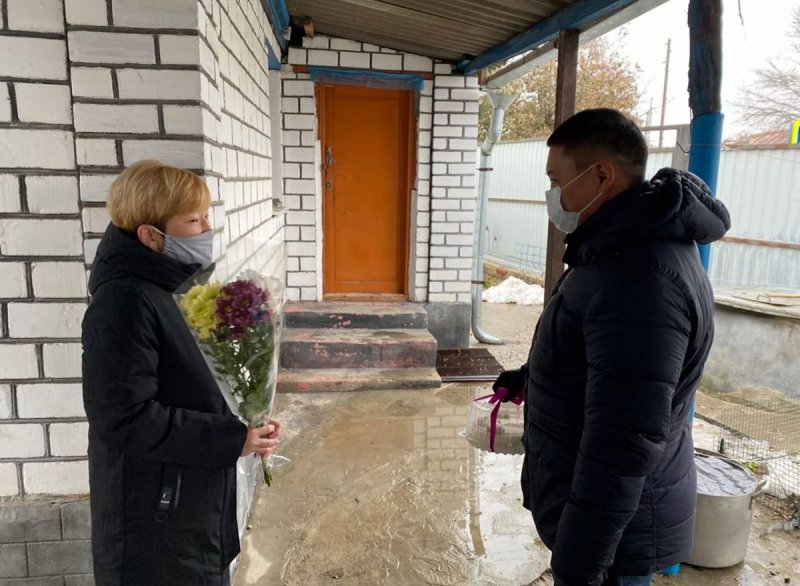 КАЛМЫКИЯ. Зулта Цекиров поздравил с Днем матери своих избирательниц