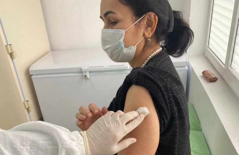 ДАГЕСТАН. Заместитель главы администрации района прошла вакцинацию от коронавируса