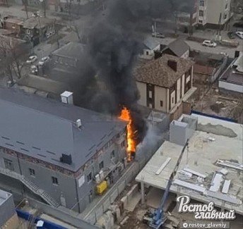 РОСТОВ. В Ростове на Нахичевани горит здание с «Пятерочкой» и «Магнит косметик»
