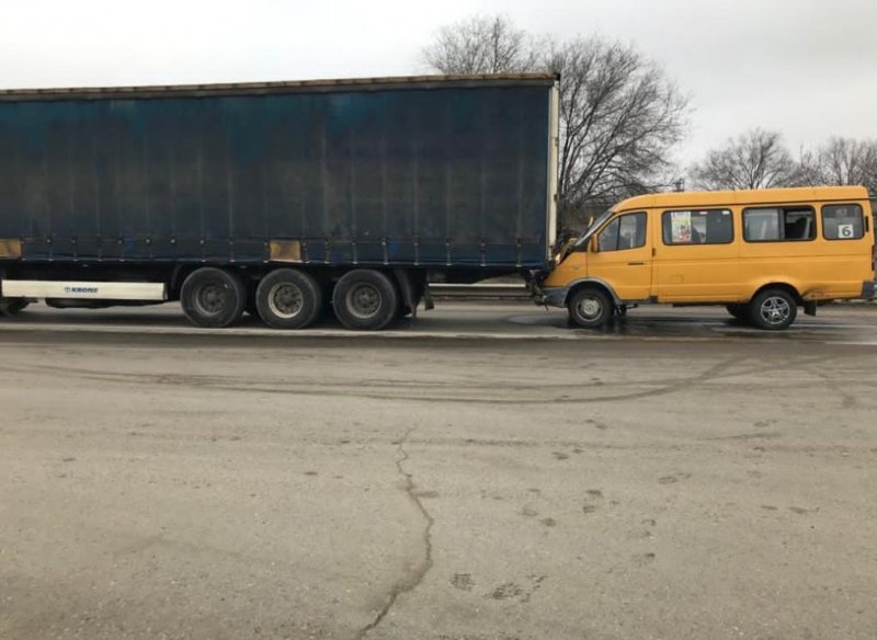 СТАВРОПОЛЬЕ. Пассажирская «ГАЗель» врезалась в грузовик в Будённовске