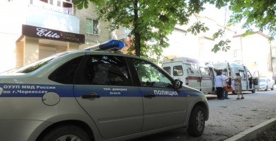 КЧР. Сотрудники полиции и спасатели сняли с балкона мужчину