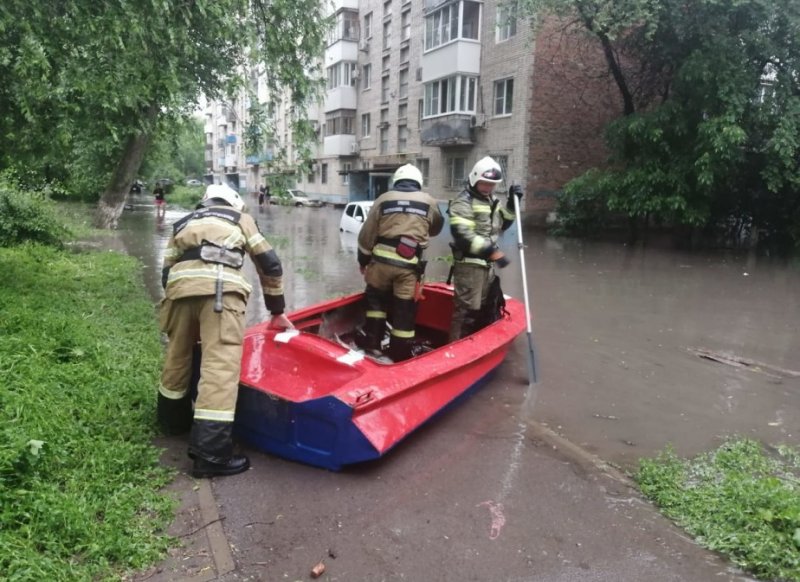 РОСТОВ. В Ростове из-за сильного ливня затопило подъезд в многоэтажном доме