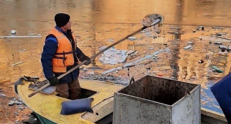 АСТРАХАНЬ. Астраханцы превращают городские каналы в свалку