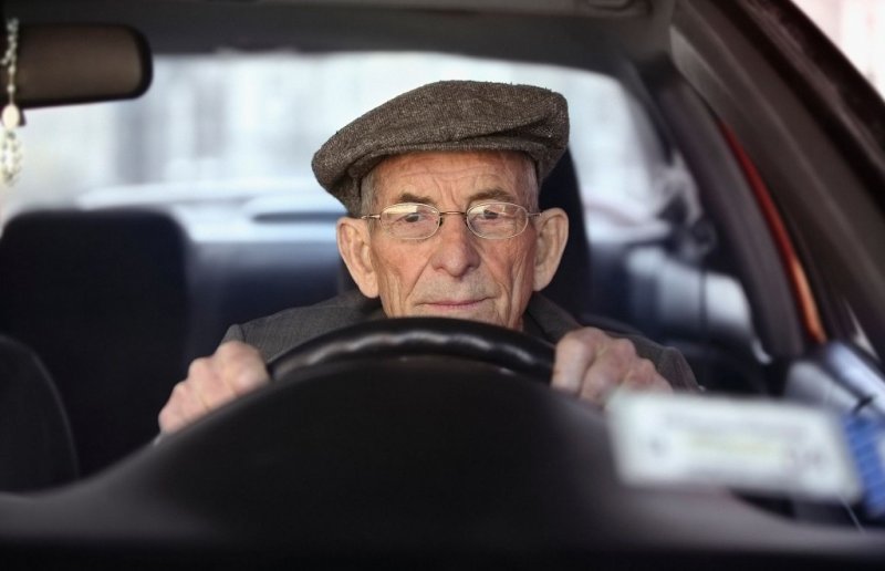 Полицейские задержали 84-летнего пенсионера водившего без прав с 12 лет