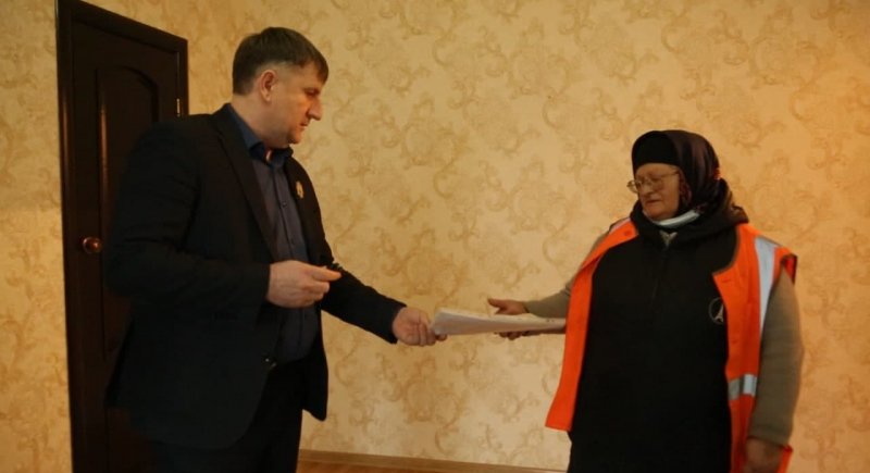 ЧЕЧНЯ. РОФ им. А-Х. Кадырова подарил квартиру сотруднице ПУЖКХ Гудермеса