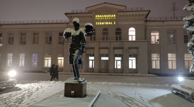 КРАСНОДАР. Аэропорт Краснодара закрыт из-за снегопада до 03.00