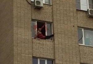 РОСТОВ. В Азове мужчина едва не выпал из окна многоэтажки
