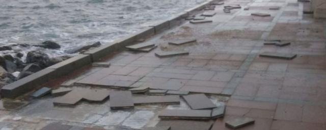 СЕВАСТОПОЛЬ. В Севастополе на набережной Корнилова шторма снова разбил плитку