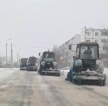 ВОЛГОГРАД. Дорожные службы Волжского продолжают расчистку городских магистралей